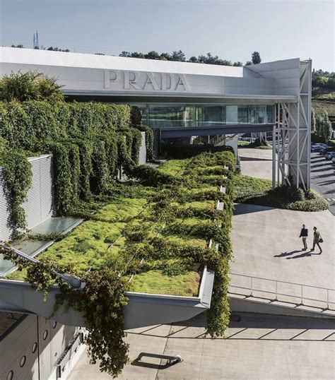 Prada inaugura la nuova sede di Valvigna